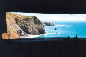 Pazifiküste, Beobachtungsbunker, Blick durch den Sehschlitz.